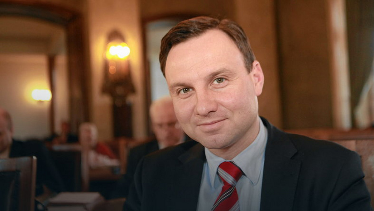 Prezydent Andrzej Duda w czwartek w Lubniu (Małopolskie) wraz z małżonką Agatą Kornhauser-Dudą zachęcał dzieci do czytania. Jak podkreślił, w Polsce napisano wiele książek, które uczą braterstwa, przyjaźni, miłości ojczyzny.