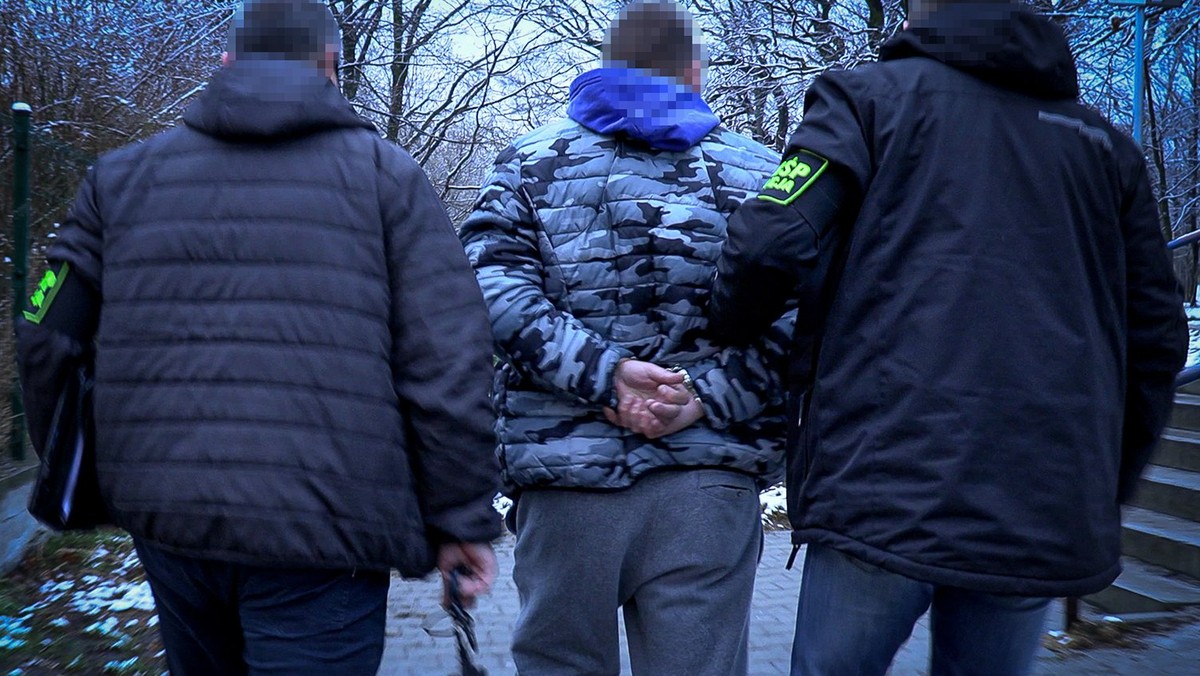 Centralne Biuro Śledcze Policji zatrzymało 11 osób powiązanych pseudokibicami Ruchu Chorzów, tzw. Psycho Fans i inną, grupą przestępczą o charakterze zbrojnym. Dwóch podejrzanych miało okraść klub sportowy, któremu kibicowali.