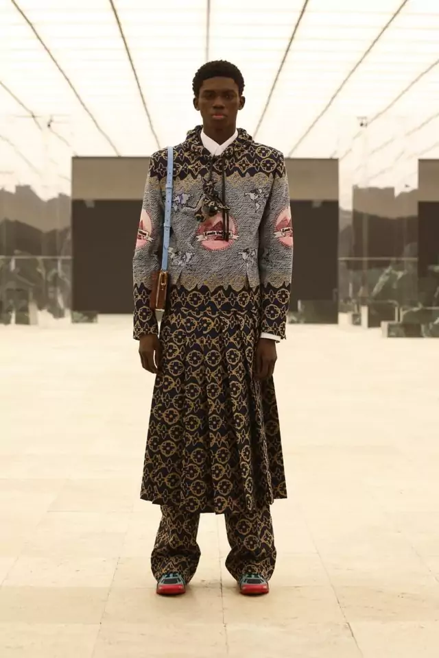 Virgil Abloh references his Ghanaian heritage in the @louisvuitton Menswear  collection for Fall / Winter 2021 . . #ghana #kente #menswear…