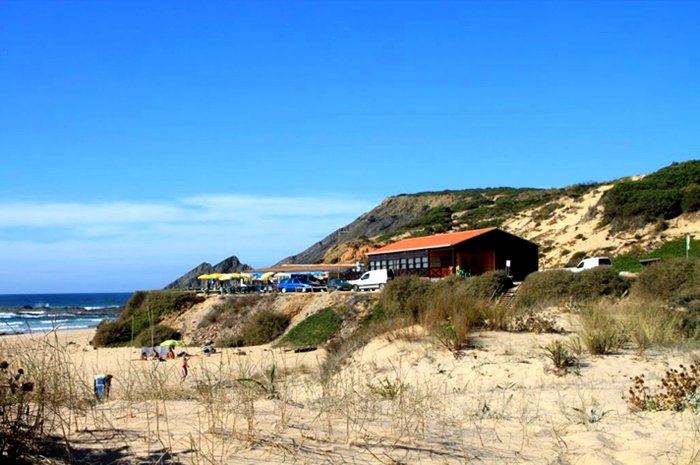 Restauracja, przy której zaginął René (widok z plaży)