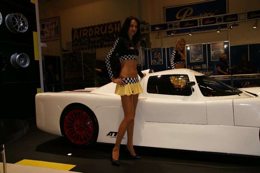 Gorące dziewczyny i szybkie maszyny z Essen Motor Show 2009