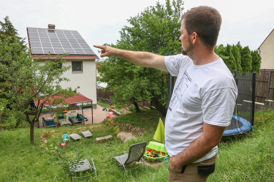 2021 novembere óta termelhetne áramot az óbudai ház tetőjén a napelem, mutatja Balázs, a tulajdonos, de hiába, az engedélyezési eljárás elakadt az áramszolgáltatónál / Fotó: Pozsonyi Zita