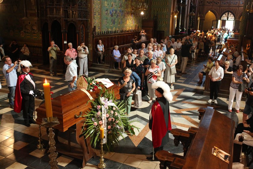 Orszak żałobny kard. Macharskiego