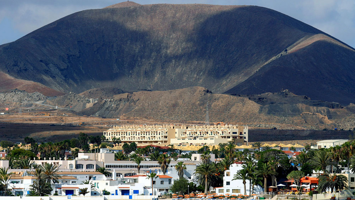 Lanzarote i Fuerteventura mają do zaoferowania zupełnie różne światy - od surowych, niemal księżycowych krajobrazów po bajkowe plaże i zrealizowane zuchwałe wizje Césara Manrique.