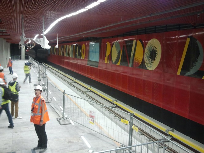 Centralny odcinek nowej linii będzie się składać ze stacji Rondo Daszyńskiego, Rondo ONZ, Świętokrzyska (tu połączy się z I linią), Nowy Świat-Uniwersytet, Centrum Nauki Kopernik, Stadion Narodowy i Dworzec Wileński.