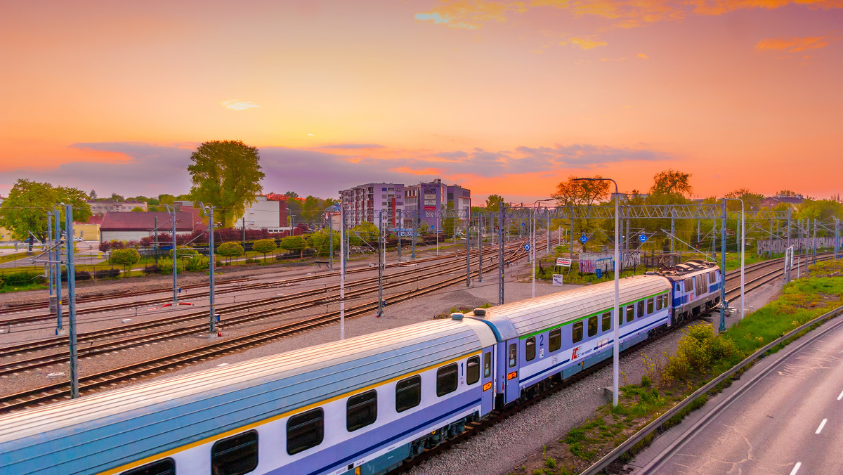 PKP Intercity zamierza zmodernizować 90 wagonów osobowych typów 141A i 111A. Kolejowa spółka ogłosiła już w tej sprawie przetarg, który ma wyłonić wykonawcę.