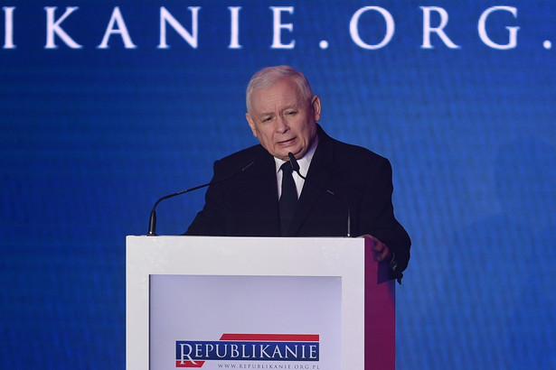 Prezes PiS Jarosław Kaczyński przemawia podczas konwencji programowej swojego koalicjanta, Partii Republikańskiej