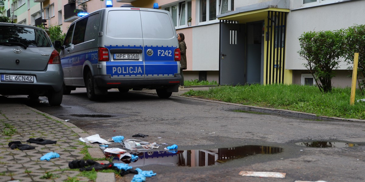 Pożar w bloku przy Rojnej na Teofilowie w Łodzi. Ranna od noża kobieta nie żyje.