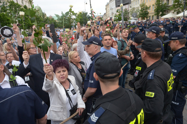 W czerwcu podczas obchodów miesięcznicy smoleńskiej kilkadziesiąt osób usiadło w poprzek jezdni, próbując w ten sposób zatrzymać przemarsz przed Pałac Prezydencki uczestnikom Marszu Pamięci.