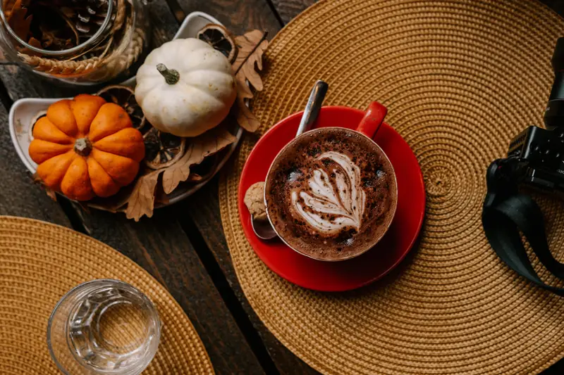 Pumpkin Spice Latte – najbardziej popularny jesienny napój? / Toa Heftiba, Unsplash