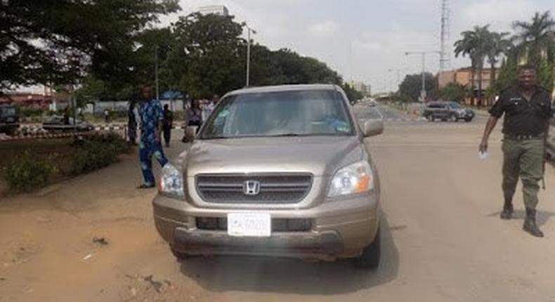 Lagos state monitoring team arresting a traffic offender