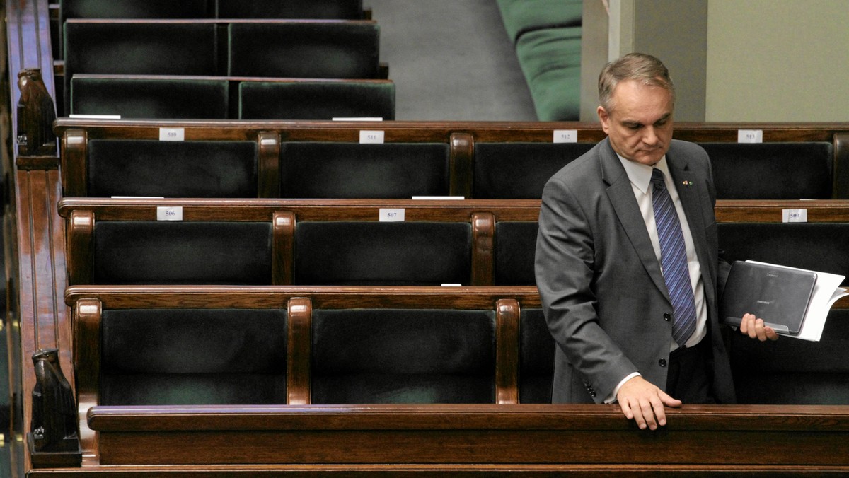 Od czasu odejścia z rządu niewiele słychać na temat działalności Waldemara Pawlaka. Były lider PSL jest teraz szeregowym posłem tej partii. Czym obecnie zajmuje się były wicepremier? Według tygodnika "Wprost", najwięcej czasu poświęca ochotniczym strażom pożarnym. I dba o ich interesy. Pawlak zapowiedział również, że nie zamierza być zawodowym posłem, tylko chce się zająć "uczciwą robotą".