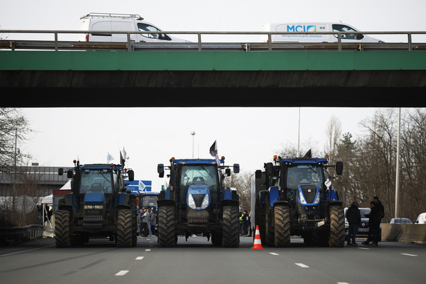 Francuscy rolnicy blokują drogi. Domagają się większej pomocy rządu