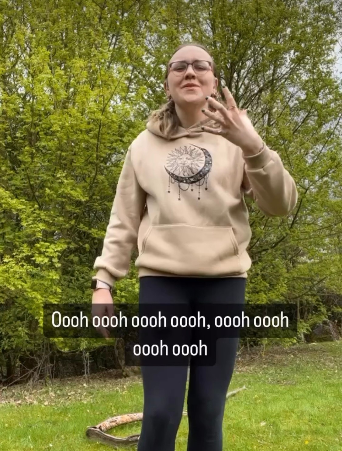 Nepočujúca interpretka piesní do znakovej reči trpí diabetom 1. typu.