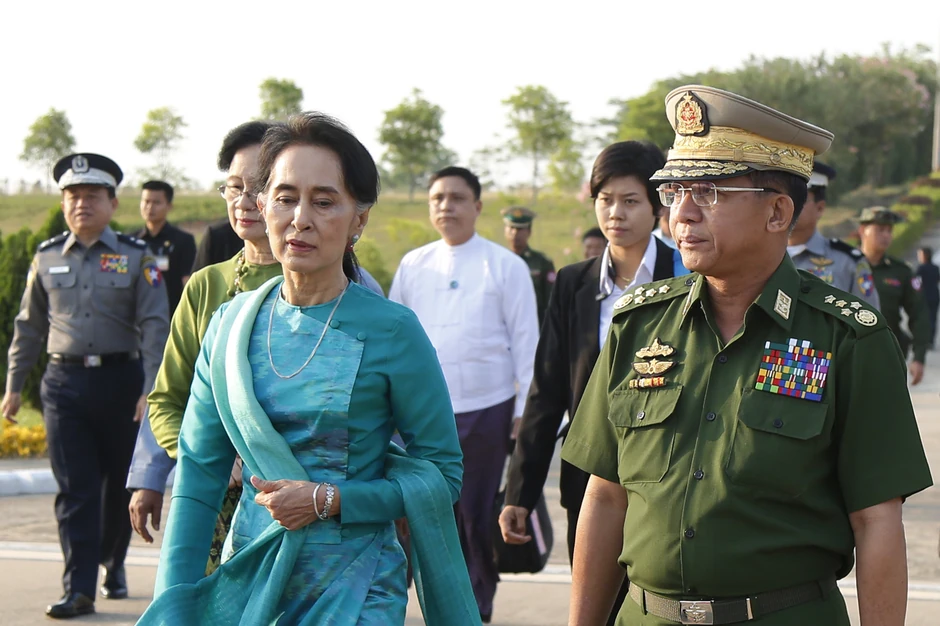 Aung San Su Ći i general Min Aung Hlaing u Nejpjidou 2016.