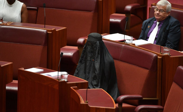 Przeciwna imigracji senator zjawiła się w autralijskim parlamencie w burce. To fanka Donalda Trumpa