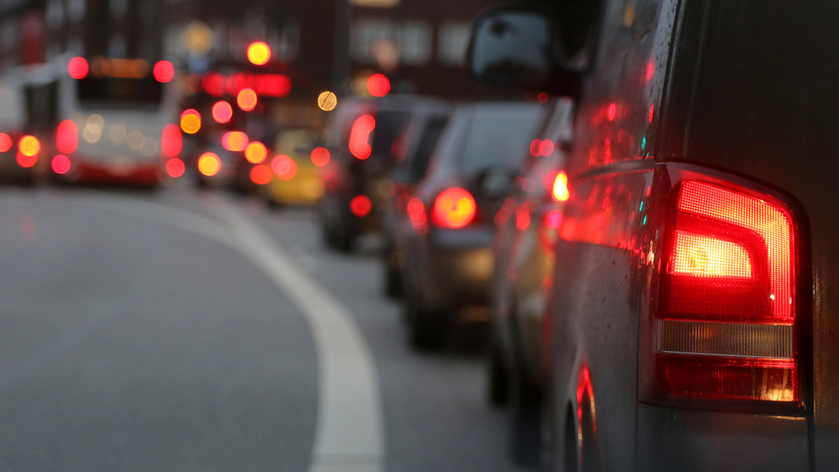 Do zaskakującej sytuacji doszło na autostradzie A4 w województwie dolnośląskim w poniedziałek wieczorem. Ciężarówka wypełniona farbami i rozpuszczalnikami uderzyła w bariery i przewróciła się. Droga została zasypana i zalana przez materiał przewożony przez transportowiec. Kierowcy na blokadę zareagowali "niecodziennie". Postanowili zawrócić i utworzyli w ten sposób dwukilometrowy sznur samochodów jadących... pod prąd - podał portal Kontakt24. Jak się okazuje, do takiej sytuacji na polskich autostradach dochodzi częściej.