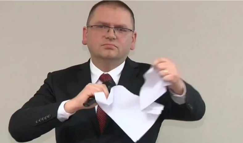  Sędzia Maciej Nawacki podczas darcia uchwał olsztyńskich sędziów (07.02.2020)