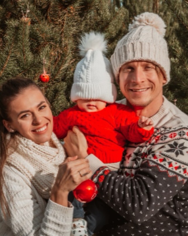 Herec Juraj Bača s partnerkou Dominikou Richterovou a ich synom Brunom. 