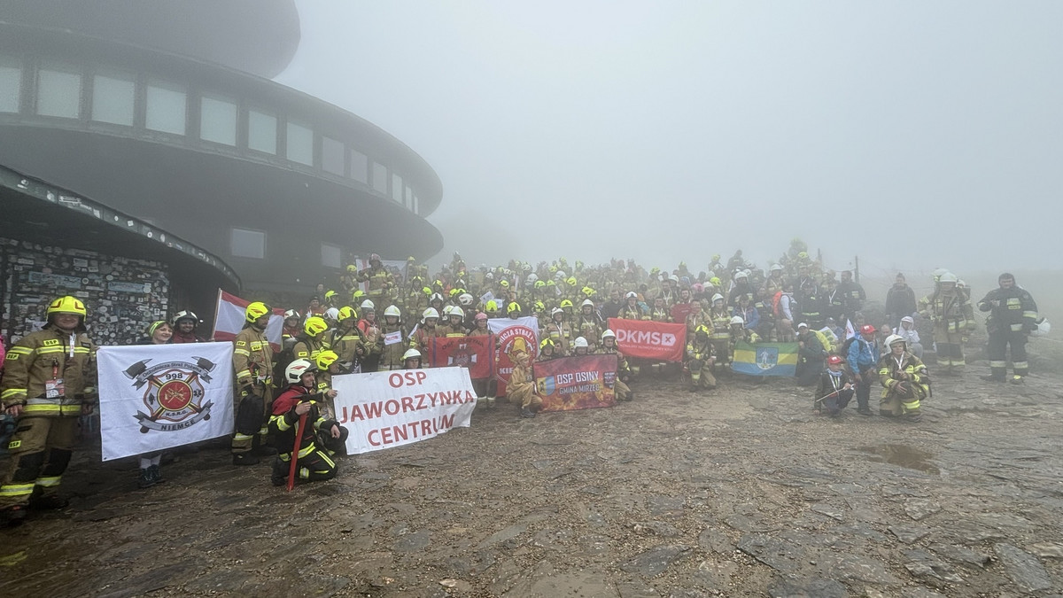 998 strażaków weszło na szczyt Śnieżki. Mieli bardzo ważny cel