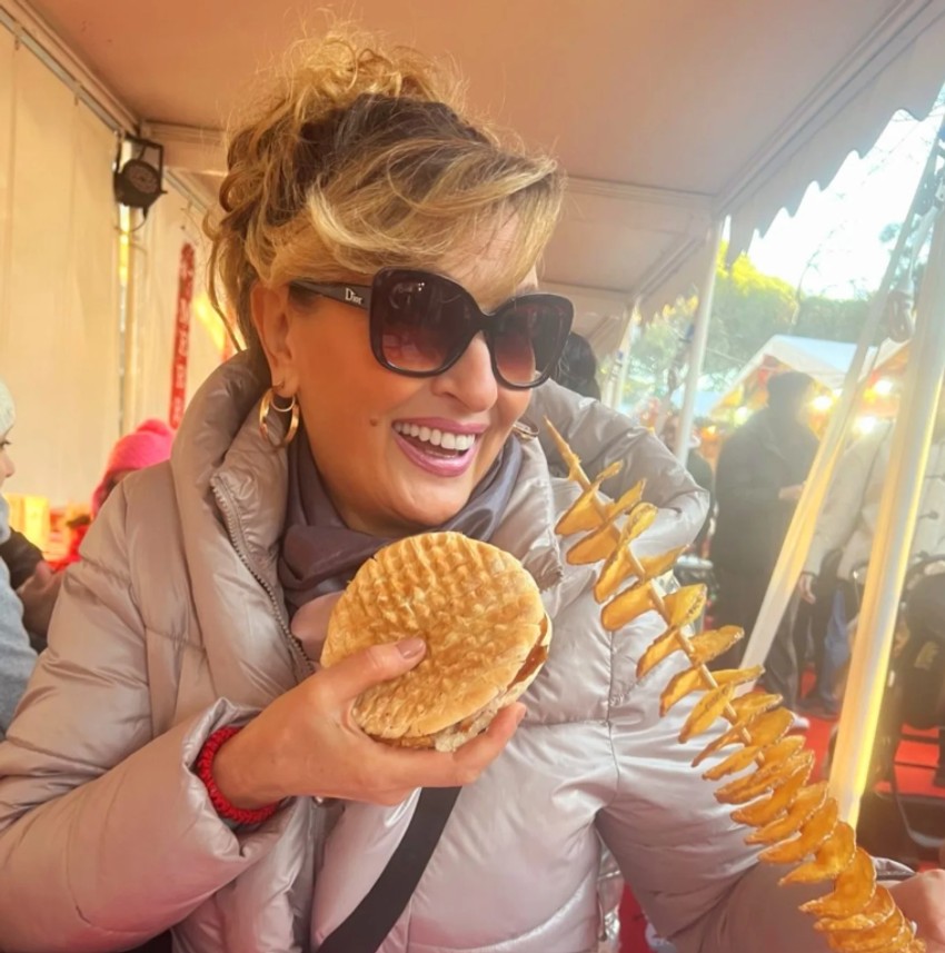 Sneki jede pljeskavicu