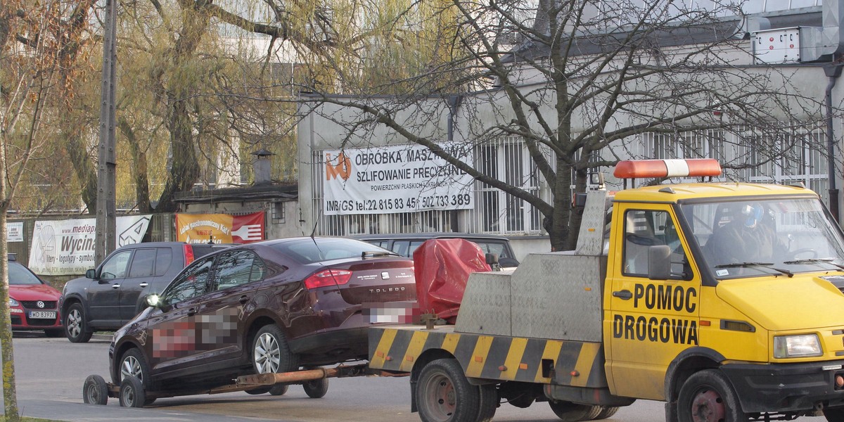 straż miejska odcholowuje samochody na domaniewskiej