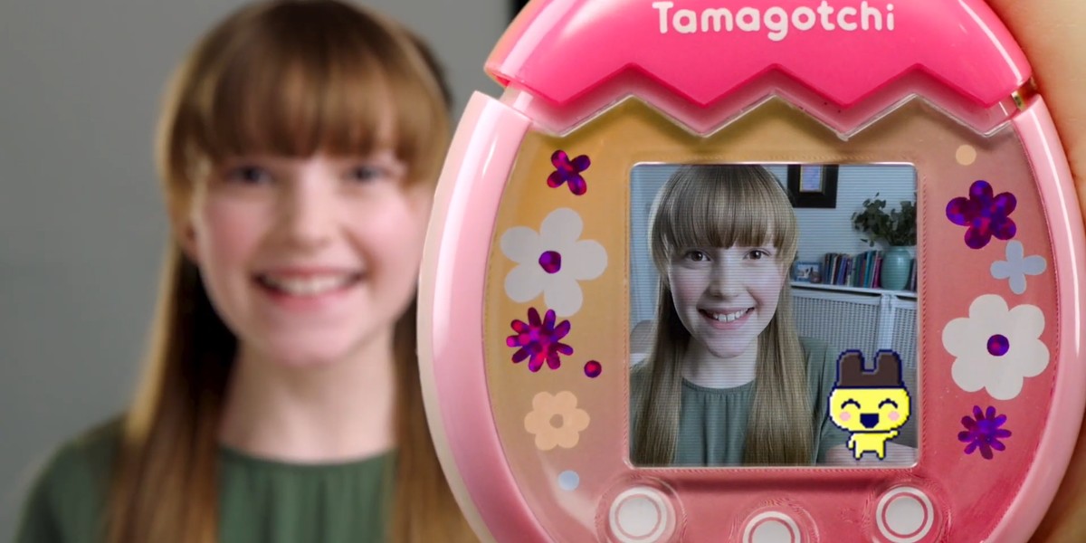 Tamagotchi w nowej wersji pozwala robić zdjęcia. Produkt dostępny jest w Stanach Zjednoczonych, Kanadzie, Wielkiej Brytanii i Australii. Można go kupić m.in. na Amazonie.