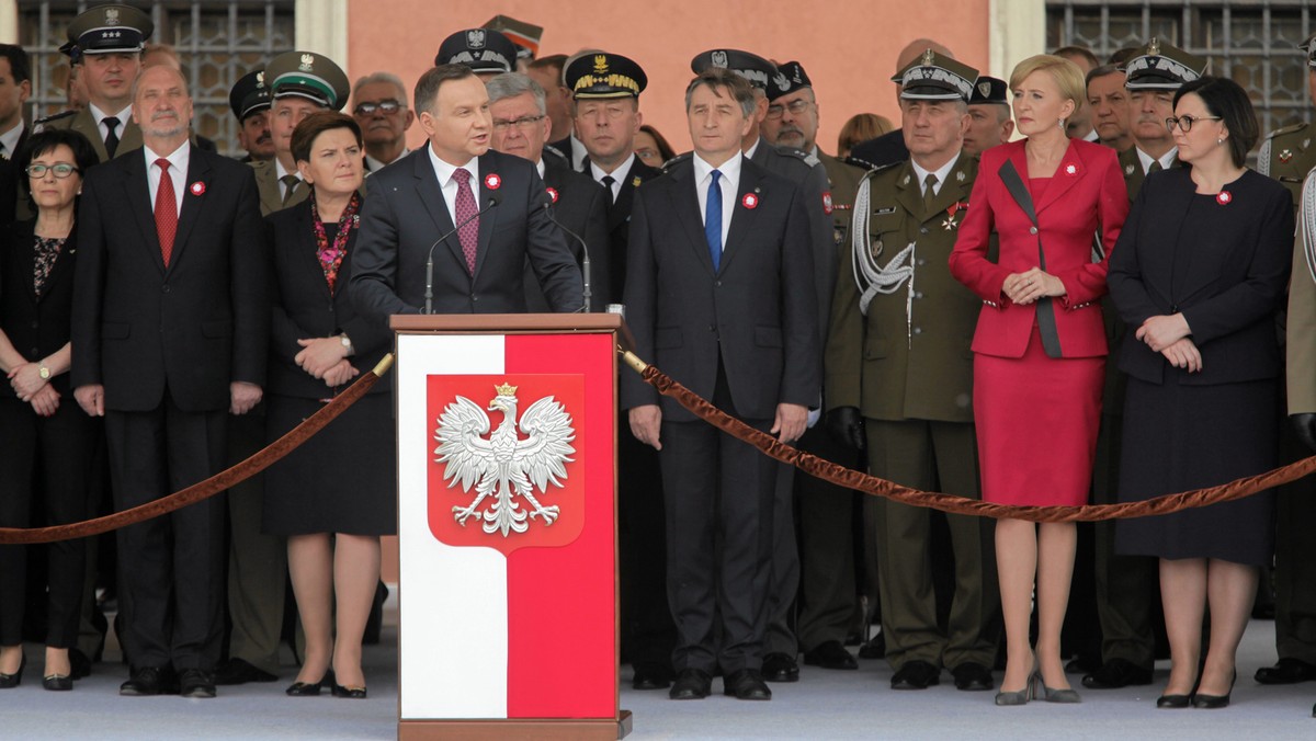 – Należy się pochylić nad konstytucją i przygotować nowe rozwiązanie, ale w debacie z suwerenem, jakim jest polskie społeczeństwo – powiedział prezydent na Placu Zamkowym w Warszawie, odwołując się do wczorajszej deklaracji Jarosława Kaczyńskiego. Prezes PiS stwierdził w Dniu Flagi, że "zmiana konstytucji jest potrzebna, by Polska stała się krajem bezpieczeństwa, wolności, sprawiedliwości i równości".