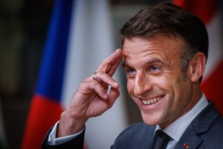 Wysokie napięcie w Paryżu: Macron kontra Bardella. Kluczowy dzień dla Francji