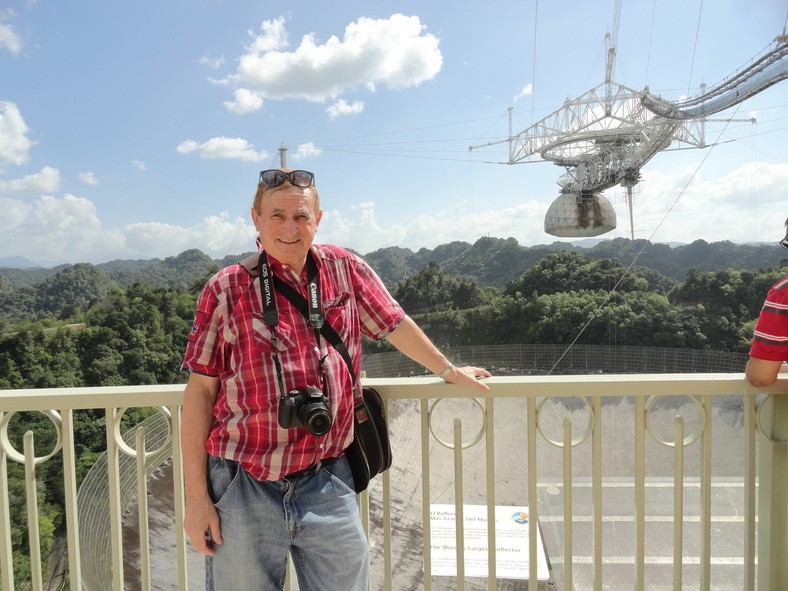 Kazimierz Błaszak przy radioteleskopie Arecibo w Portoryko. Do 2016 r. był on radioteleskopem o największej pojedynczej czaszy na świecie (305 m średnicy). Obecnie nie jest on sprawny – fot. archiwum prywatne K. Błaszczaka