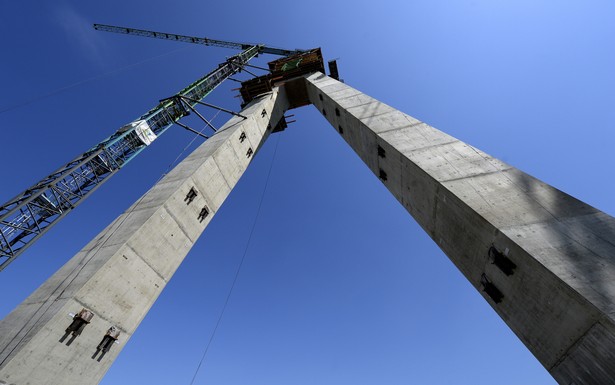 Głównym elementem konstrukcji będzie właśnie stawiany pylon mostu, którego wysokość wyniesie 108,5 m. Jest to druga, pod względem wysokości, taka konstrukcja w Polsce. Wyższy jest tylko pylon Mostu Rędzińskiego we Wrocławiu, który ma wysokość 122 m.