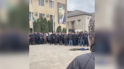 Kadyrowskie barbarzyństwo w Czeczenii. Rzucili ciało nastolatka na plac i kazali ludziom patrzeć