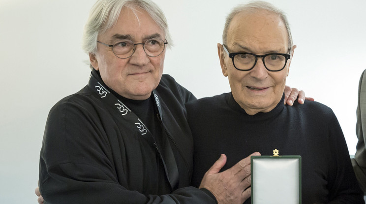 Koltai Lajos és Ennio Morricone még 2017-ben, miután az Oscar-díjas zeneszerző átvette a Magyar Érdemrend középkeresztje kitüntetést/ Fotó: MTI/Mohai Balázs 