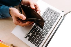 Seniorka oszukana metodą 'na amerykańskiego żołnierza' straciła 60 tys. zł