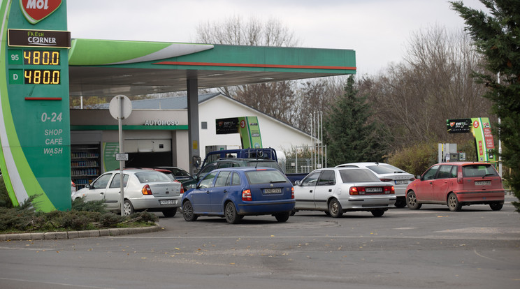 A gázolaj átlagára 599 forintra csökken / Fotó: Zsolnai Péter