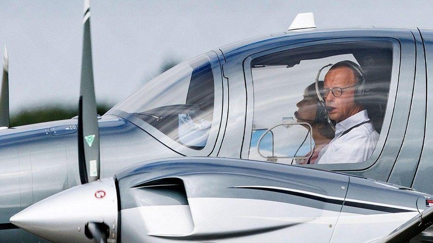 Merc ima pilotsku dozvolu i bio je kritikovan 2022. godine zato što je privatnim avionom leteo na svadbu kolege iz političke stranke | Foto: Alamy