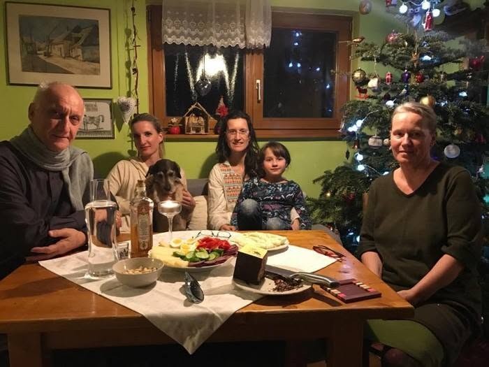 Spisovateľ Jozef Banáš, jeho dcéra Adela Vinczeová, dcéra Mária, vnúčka Natália a manželka Mária. 