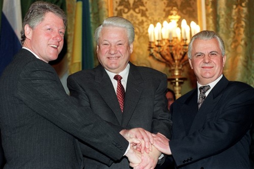 Predsednici Ukrajine, Rusije i SAD (s leva na desno) Leonid Kravčuk, Boris Jeljcin i Bil Klinton, potpisali su sporazum o razoružanju START I 1994, a Ukrajina se tada odrekla svog nuklearnog oružja