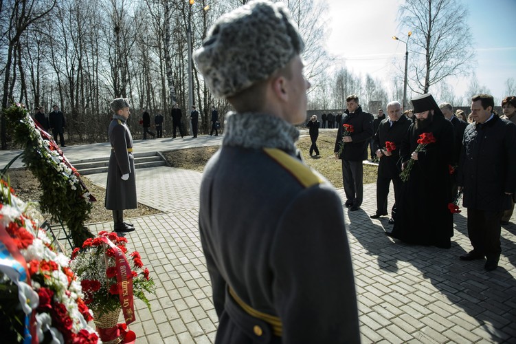 Biskup Smoleński i Wiaziemski Izydor składa kwiaty przy pamiątkowym obelisku w miejscu katastrofy prezydenckiego samolotu