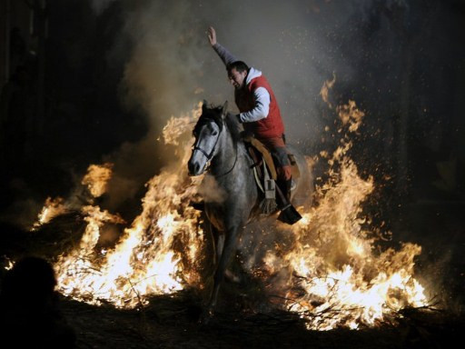 Na koniu przez ogień