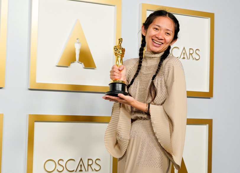  Chloé Zhao z Oscarem za film "Nomadland"