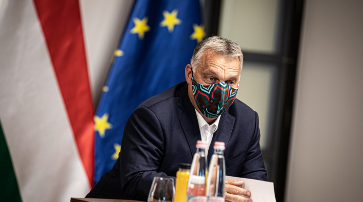 Orbán Viktor nem szereti az egyhangúságot, ritkán látni, hogy ugyanazt a maszkot viselné./ Fotó: Orbán Viktor Facebook-oldala 
