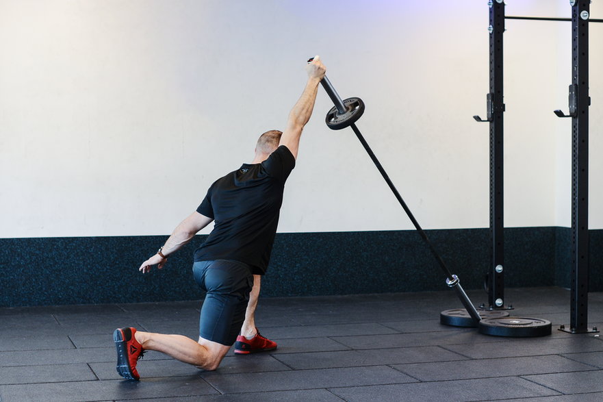 Half-kneeling 1-arm landmine press