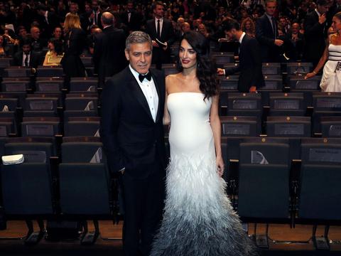 Żona Clooney'a zachwyciła na gali. Widać brzuszek - fakt.pl