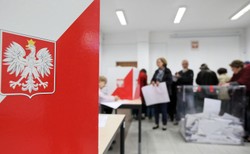 "Wyborców kumuluje się więcej". Kolejki w niektórych lokalach w Warszawie