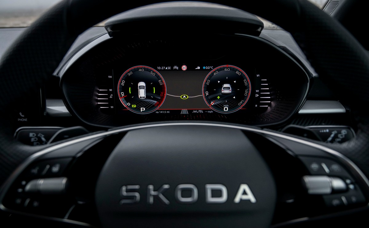 Nowa Skoda Fabia 130 Sport wnętrze kierownica zegary