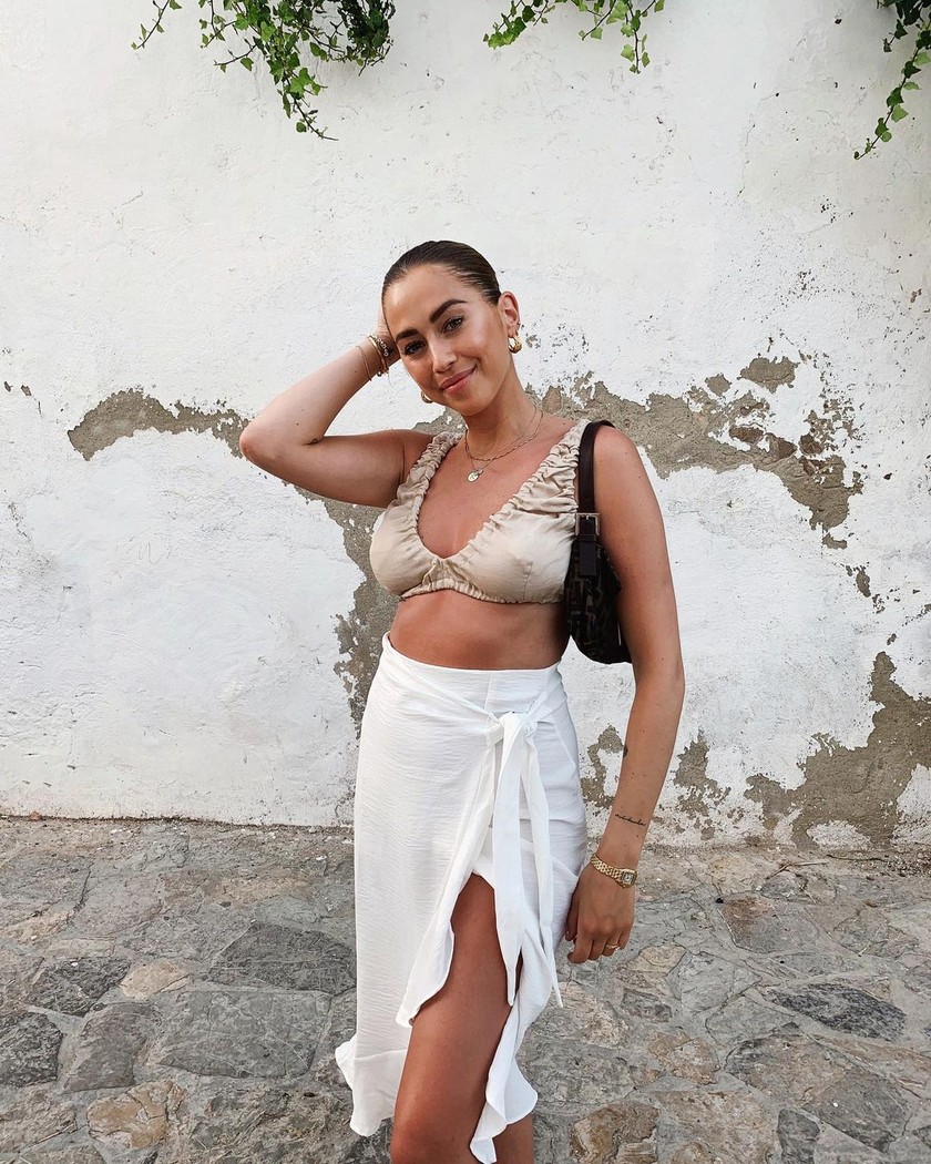 L’influenceuse suédoise Kenza Zouiten Subosic porte une jupe portefeuille blanche parfaitement tendance. 