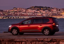 Oto najtańsze rodzinne auta. 7 miejsc i silnik z LPG. Cena?