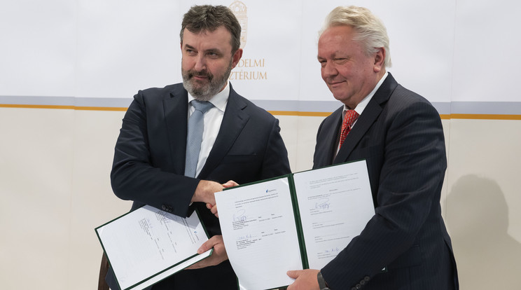 Palkovics László és Armin Papperger, a harcjárműveket gyártó Rheinmetall AG elnöke kezet fog, miután aláírta a fővállalkozói technológiai szerződést a várpalotai lőszergyár alapkőletétele alkalmából rendezett ünnepségen/Fotó: MTI/Bodnár Boglárka