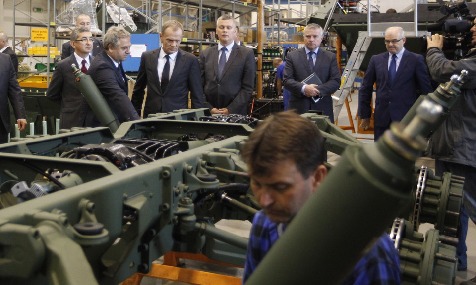 Donald Tusk podczas wizyty w Wojskowych Zakładach Mechanicznych
